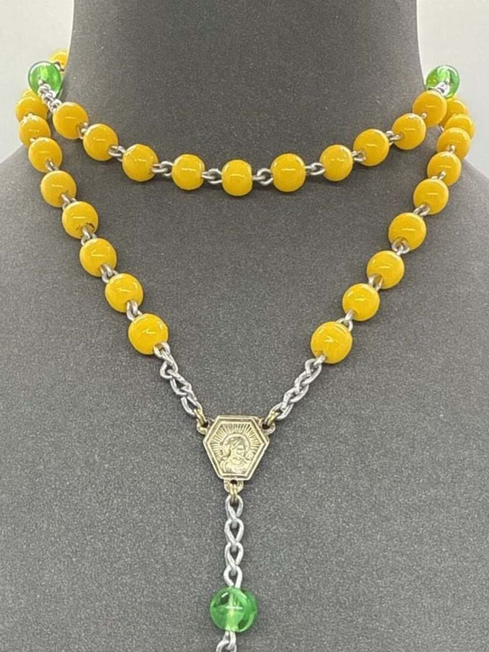 Vtg Italian Rosary Silver Tone Crucifix Yellow & Green Beads Italy Catholic - Picture 4 of 16